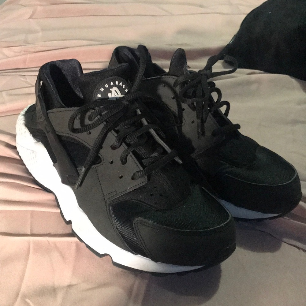 Nike huaraches used but very little size 9